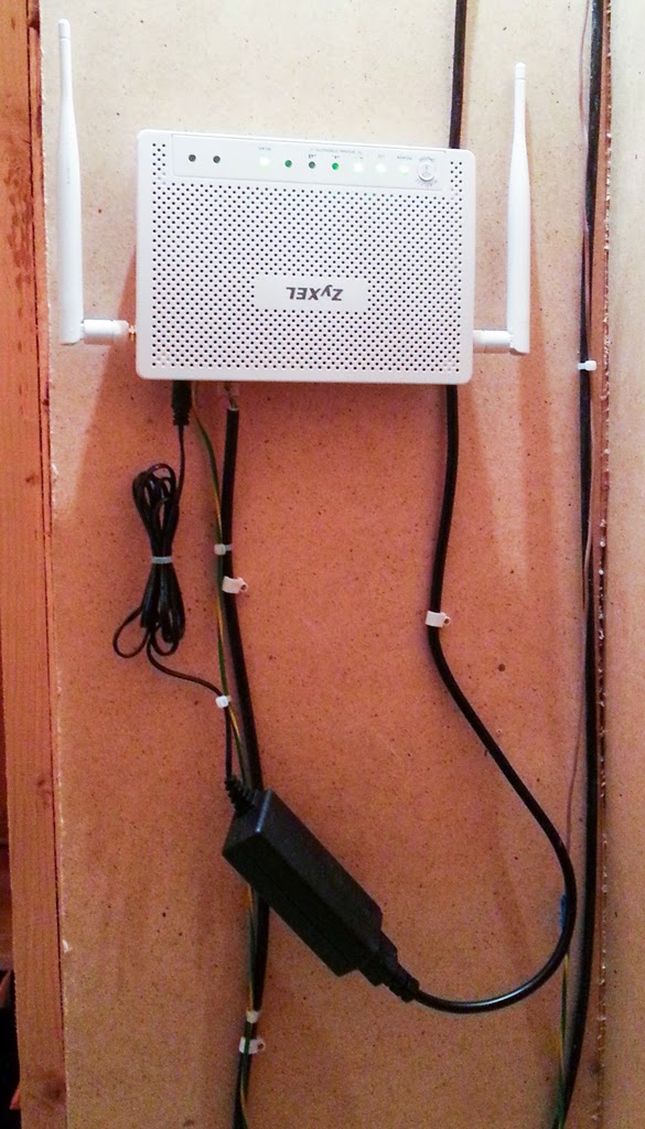 Zyxel LTE6101 - внутренний блок установленный на стене