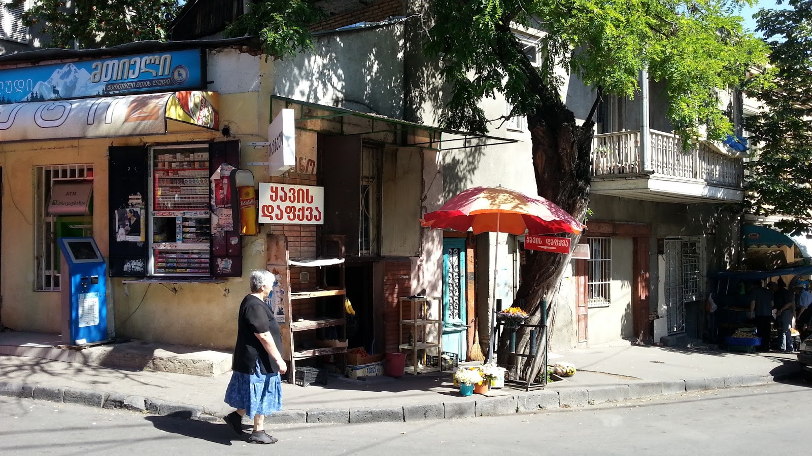 Обычная продуктовая лавка в Тбилиси. Фотография автора.