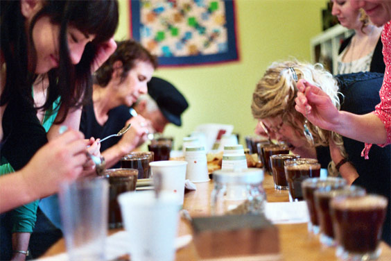Профессиональные дегустатоторы оценивают качество кофе. Фотография с сайта SCAA.