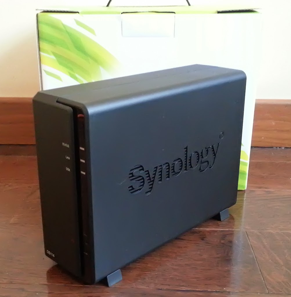 Synology DS114 - вид с другой стороны. И коробка, в которой он поставляется.