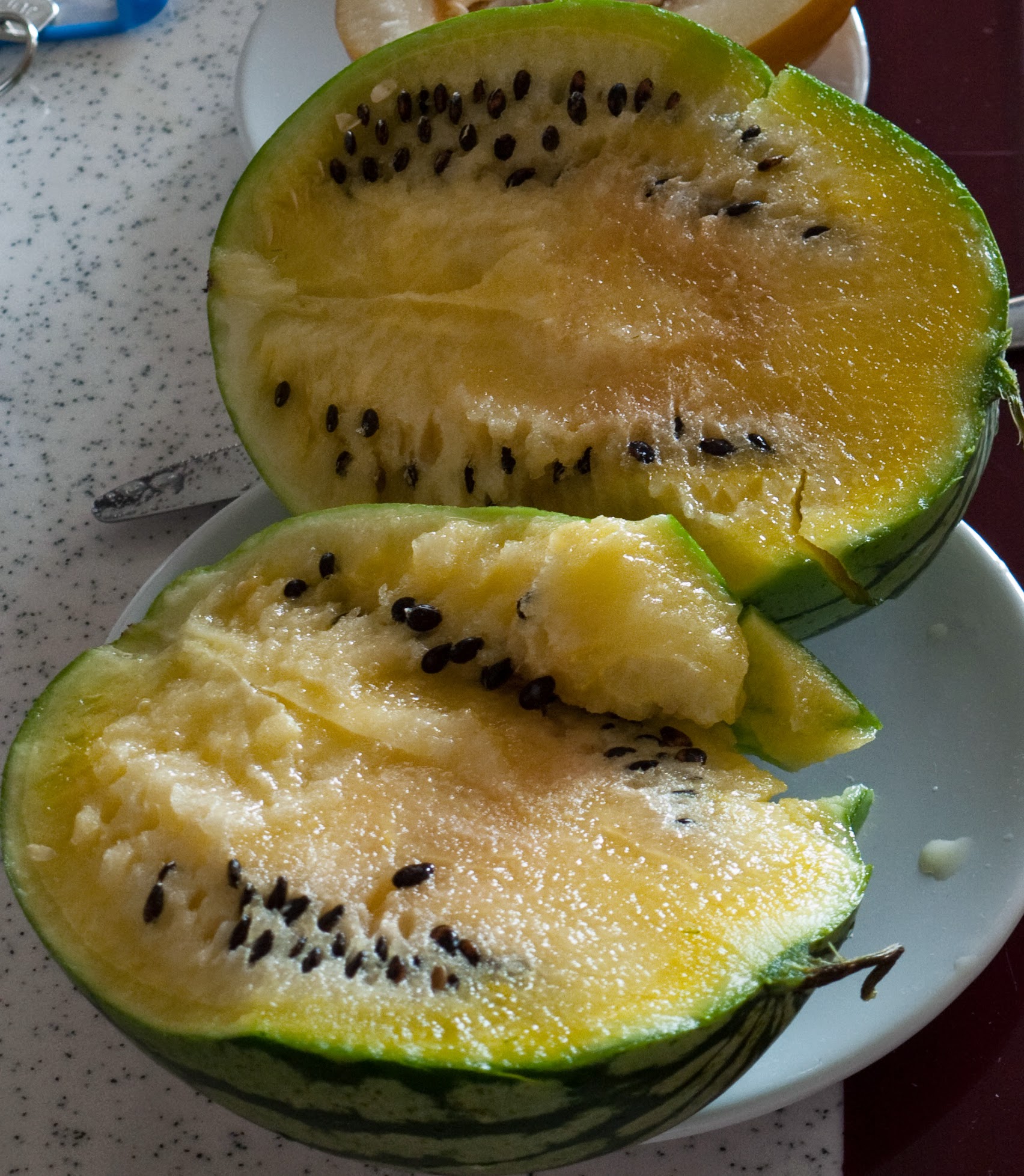 Желтый внутри арбуз