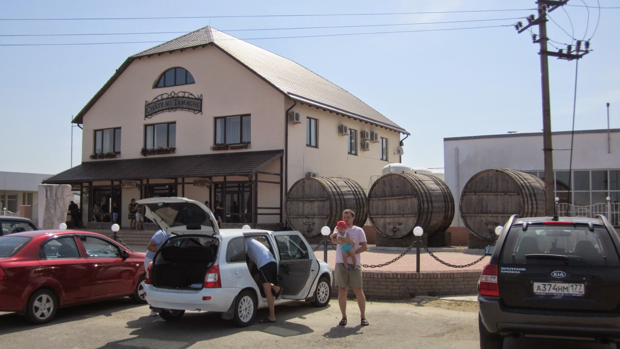 Дегустационный зал одного из вин-заводов Тамани