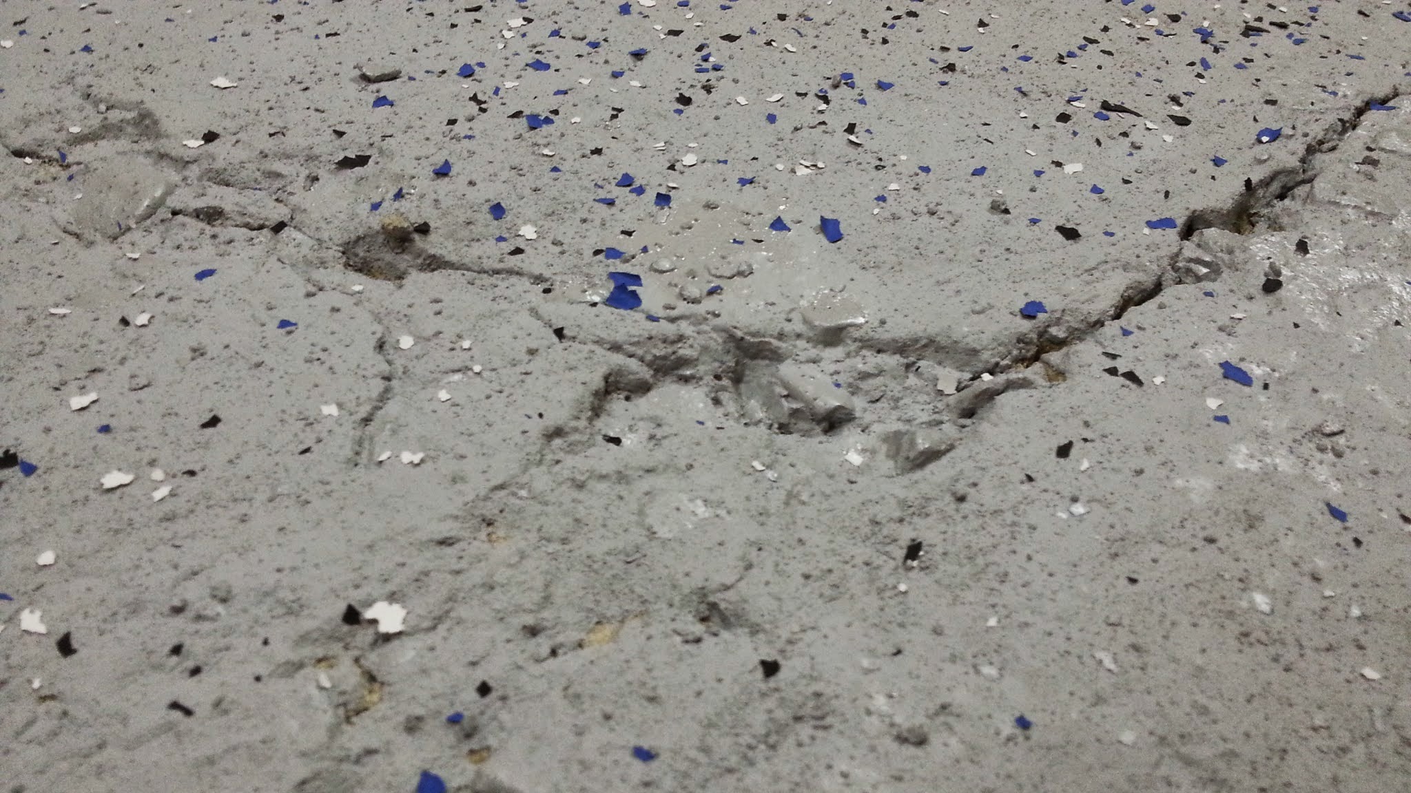 Трещина в бетонном полу, как следует замазанная составом "Сделай пол"