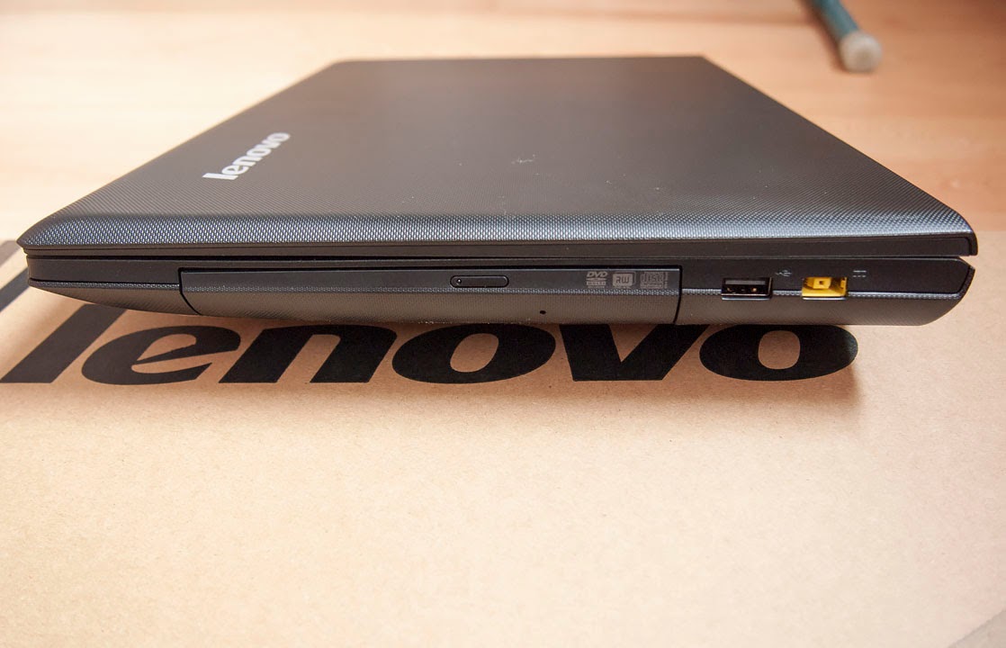 Lenovo G505 — разъем питания желтого цвета примостился рядом с единственным портом USB2
