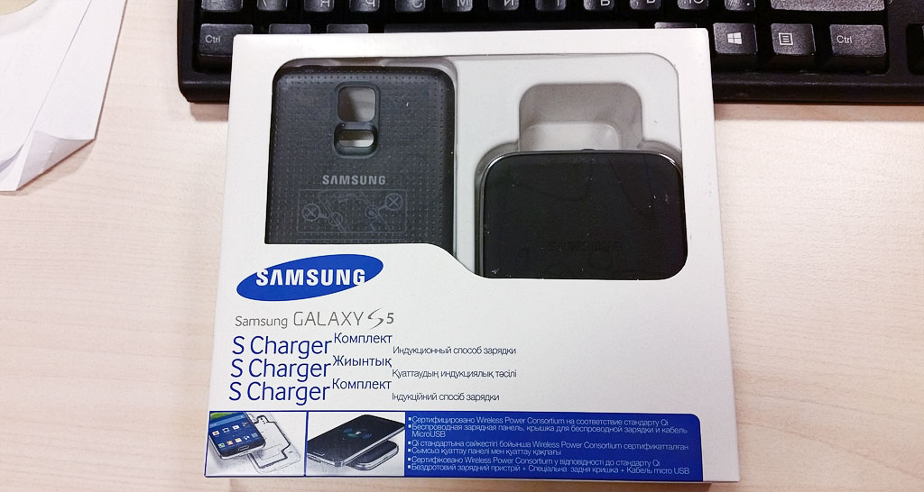 Комплект из зарядной крышки и зарядки Samsung.