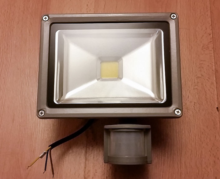 Общий вид LED прожектора 20W с датчиком движения