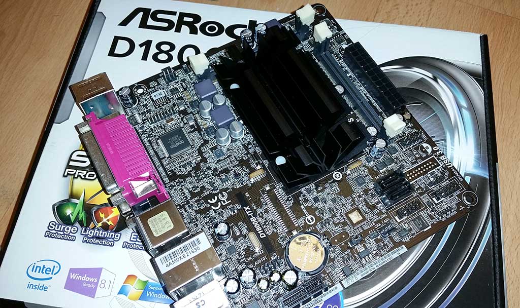 Материнская плата ASRock D1800B-ITX с установленным на нее процессором Intel Celeron J1800