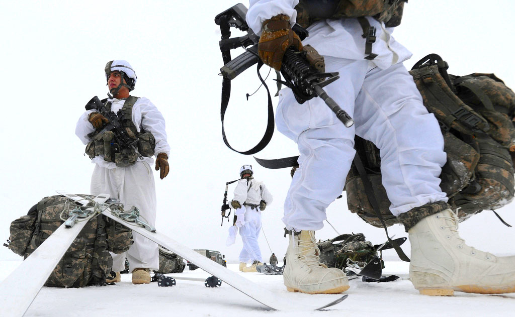Военные в арктической форме с замерзшими автоматами. Фотография неизвестного автора.
