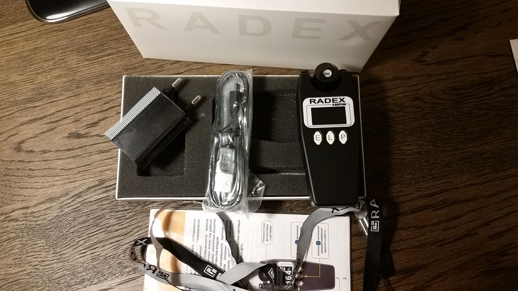 Комплектация Radex Lupin: коробка, прибор, зарядное устройство, кабель MicroUSB, инструкция, ремень на шею для прибора.