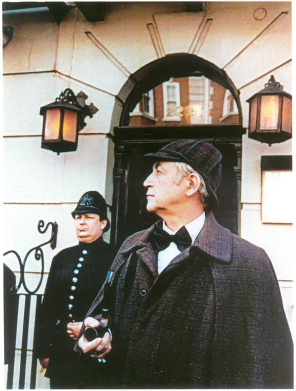 Василий Ливанов у парадной двери по адресу Лондонк, Бейкер стрит 221б