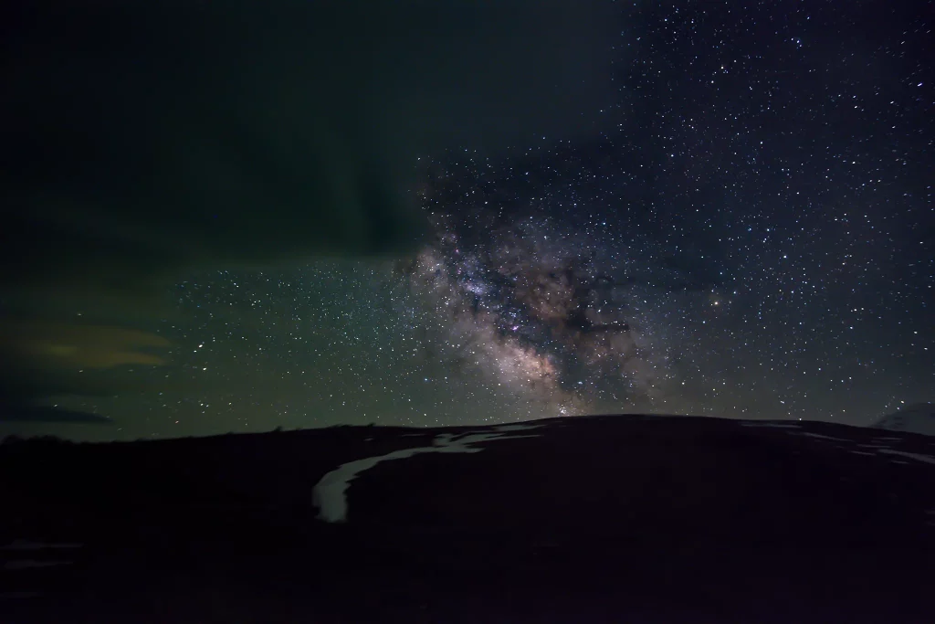Стекинговая фотография Млечного пути из 20 фотографий обработанных в Sequator. Дополнительная обработка ACR.