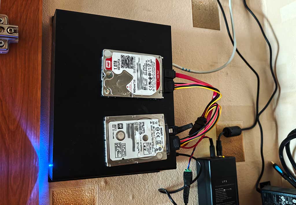 Мини-сервер с двумя внешними HDD и блоком UPS